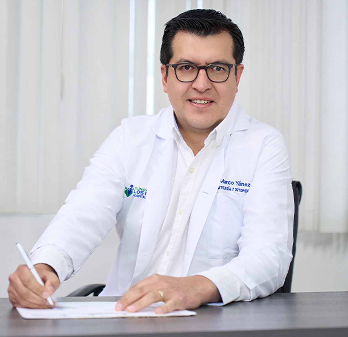 DR.-Marco-Yanez-Traumatologia-y-Ortopedia