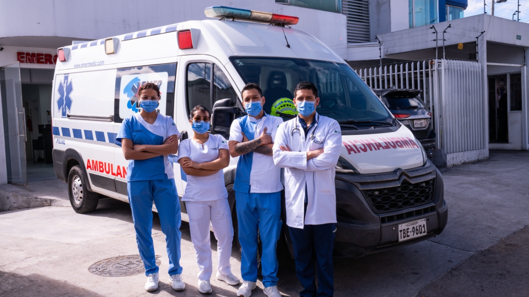 Ambulancia y equipo de emergencias de Clínica Los Pinos en Quito