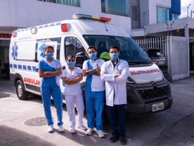 Ambulancia y equipo de emergencias de Clínica Los Pinos en Quito