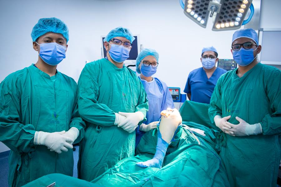 Cirugía de prótesis de rodilla Quito - Dr. Francisco Guzmán - Clínica Los Pinos